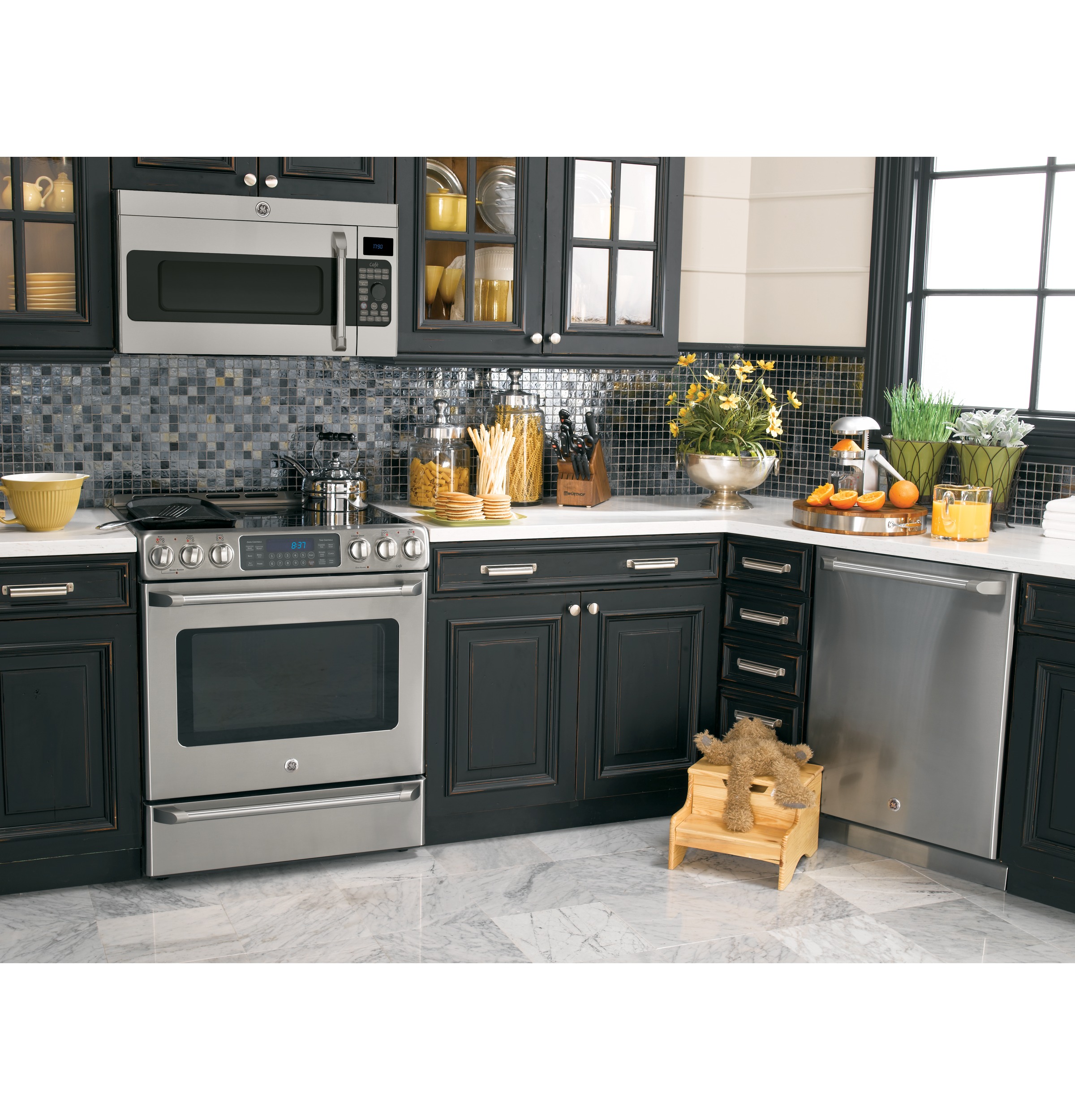 https://adaappliances.com/wp-content/uploads/2017/08/GE-Cafe-Series-30-Slide-In-Front-Control-Convection-Range-with-Baking-Drawer-02.jpg